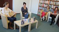 Beseda školákov s obľúbenou autorkou kníh pre mládež E. Rúčkovou v trenčianskej knižnici