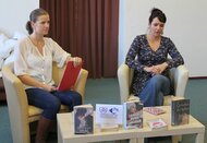 Beseda školákov s obľúbenou autorkou kníh pre mládež E. Rúčkovou v trenčianskej knižnici
