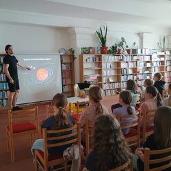 Interaktívna prednáška Dušana Valenta o vesmírnych zaujímavostiach pre žiakov ZŠ.