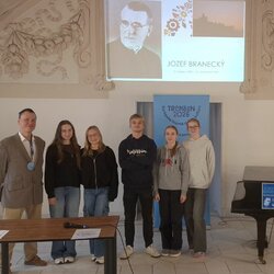 Prednáška profesora histórie Róbeta Letza venovaná Jozefovi Braneckému pre študentov gymnázia nesúceho jeho meno