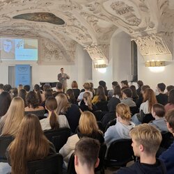 Prednáška profesora histórie Róbeta Letza venovaná Jozefovi Braneckému pre študentov gymnázia nesúceho jeho meno