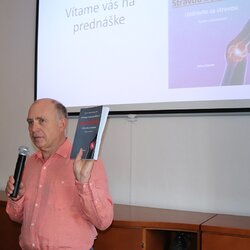 Prednáška MILANA POLIAKA o vplyve stravovania na pohybové ústrojenstvo spojená s prezentáciou jeho knihy 