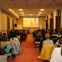 Literárny podvečer so Simou Magušinovou v Hoteli Elizabeth. Moderátorka: Zuzana Mišáková