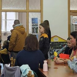 Začiatok pravidelných stretnutí pri skladaní origami-zvieratiek z papiera pod vedením Dany Rakúsovej v oddelení Literatúra pre deti a mládež