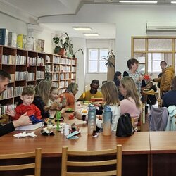 Začiatok pravidelných stretnutí pri skladaní origami-zvieratiek z papiera pod vedením Dany Rakúsovej v oddelení Literatúra pre deti a mládež